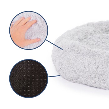 Ein weiches, flauschiges graues Haustierbett mit einer Hand, die auf die plüschige Oberfläche drückt, und einer Nahaufnahme des strukturierten, rutschfesten Bodens.