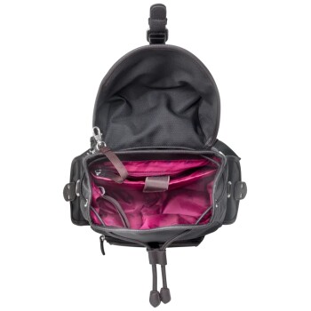 Schwarze Haustiertragetasche mit einem Reißverschluss oben, mit einem geräumigen Innenraum, der mit lebhaftem pinkem Stoff ausgekleidet ist, und mehreren Taschen.