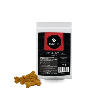 Un sac de friandises pour chiens "Snack'n'Love Snack-Bonies", 100g au goût de bœuf, avec un design noir et rouge et un logo de patte.