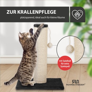 Eine getigerte Katze kratzt an einem hohen Sisalpfosten mit einem schwarzen Sockel und einer hängenden Kugel. Text: "Platzsparend, ideal für kleine Räume, mit Spielball."