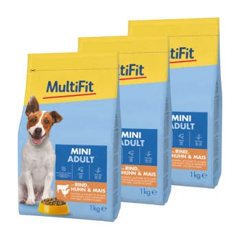 Drei 1 kg Beutel MultiFit Mini Adult Hundefutter, die einen Hund und mehrsprachigen Text über Rindfleisch-, Hähnchen- und Maiszutaten zeigen.