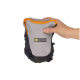 Eine Hand hält eine kleine, grau-schwarze Tasche für Haustierzubehör mit einem orangefarbenen Reißverschluss, auf der das Logo 'RUFFWEAR' deutlich sichtbar ist.
