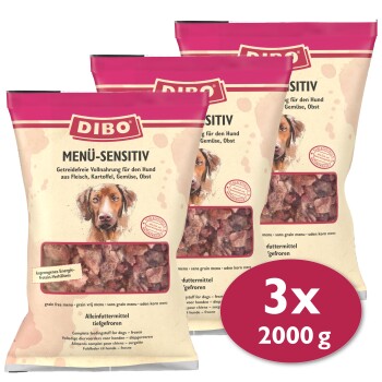 Drei Beutel DIBO Menu-Sensitiv Hundefutter, getreidefrei, mit Fleisch, Kartoffeln, Gemüse und Obst, jeweils 2000 g schwer.