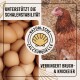 Braune Eier gestapelt mit einem Huhn im Stroh. Text: "Unterstützt die Schalenstabilität" und "Reduziert Brüche & Risse," mit Logo "Natürliche Kalziumquelle."