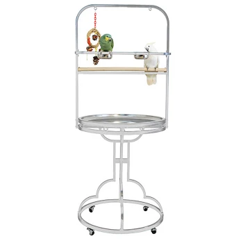 Ein silberner Vogelständer mit zwei Vögeln: einem grünen Papagei und einem weißen Kakadu, die auf einer Holzstange sitzen, mit einer Futterschüssel und hängenden Spielzeugen.