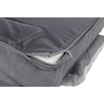 Nahaufnahme eines grauen Haustierbettes mit einem Reißverschlussbezug, der weiche weiße Polsterung im Inneren zeigt.