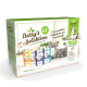 Schachtel mit Betty's Selektion Katzenfutter mit 12 natürlichen Sorten, mit buntem Verpackungsdesign und einer neugierigen Katze im Hintergrund.