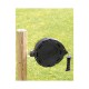 Eine schwarze FLEXIGATE ausziehbare Leine, die an einem Holzpfosten montiert ist, vor einem Hintergrund aus grünem Gras.