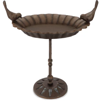 Ein dekorativer Vogelbad mit gewelltem Rand und zwei Vogel-Figuren, die auf dem Rand sitzen, unterstützt von einem schlanken Sockel.