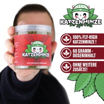 Eine Person hält ein Paket Katzenminze mit der Aufschrift "100% Fly-High Katzenminze!" und Details, die "60 Gramm - Doseninhalt" und "Ohne weitere Zusätze!" angeben.