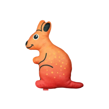 Ein lebhaftes orangefarbenes Plüschspielzeug in Form eines Kängurus mit einem lächelnden Gesicht und schwarzen Akzenten, mit einem kleinen "Red Dingo"-Tag.