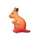 Ein lebhaftes orangefarbenes Plüschspielzeug in Form eines Kängurus mit einem lächelnden Gesicht und schwarzen Akzenten, mit einem kleinen "Red Dingo"-Tag.
