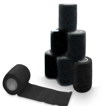 Ein Stapel schwarzer selbstklebender Verbände mit einer entrollten Rolle, die eine strukturierte Oberfläche zeigt, auf einem weißen Hintergrund.