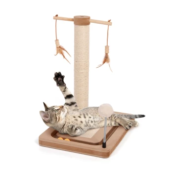 Kratzstamm Playtop Eine verspielte gefleckte Katze liegt auf einem hölzernen Kratzbaum mit hängenden Feder-Spielzeugen und einem weichen Pom-Pom und spielt.