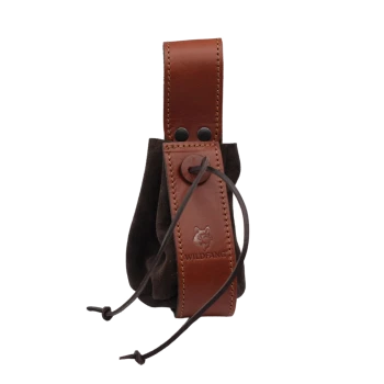 Eine braune Leder- und dunkelfarbige Futtertasche für Haustiere mit Kordelzugverschluss, mit dem Logo "WILDFANG" auf der Vorderseite geprägt.