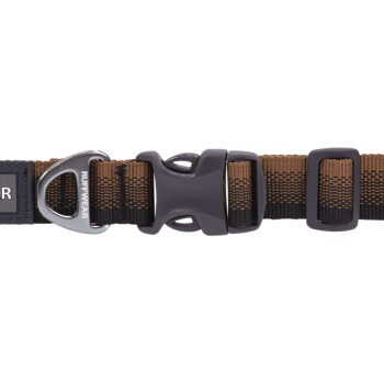 Eine Nahaufnahme eines braunen und schwarzen Hundehalsbands mit einem Metall-D-Ring und einer Kunststoffschnalle, beschriftet mit 'RUFFWEAR.'