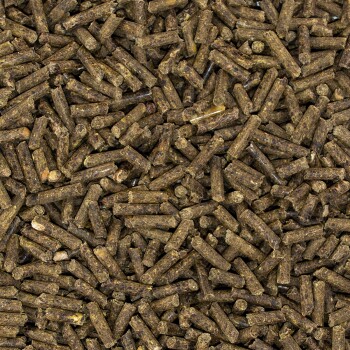 Nahaufnahme von kleinen, dunkelbraunen Haustierfutterpellets, die über eine Oberfläche verstreut sind, und ihre zylindrische Form und strukturierte Oberfläche zeigen.