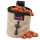 Ein beiger Leckerli-Beutel für Haustiere mit einem schwarzen Kordelzugverschluss, der ein Tierlando-Logo und den Text "Hundebetten und mehr..." zeigt.
