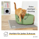 Eine verspielte orangefarbene Tabby betritt eine niedrige grüne Katzentoilette auf einem grauen Teppich, mit Text: "Extra niedriger Einstieg" und "Perfekt für jedes Zuhause."