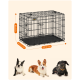 Schwarze Metall-Hundebox mit den Abmessungen 64 cm Höhe, 57,5 cm Breite und 92,5 cm Länge, umgeben von drei Hunden.