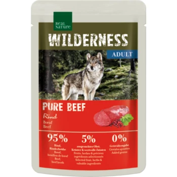 Verpackung von Wilderness Adult Pure Beef Haustierfutter mit einem Wolf im Waldhintergrund, der 95% Rindfleischgehalt und 5% ausgewählte Zutaten hervorhebt.