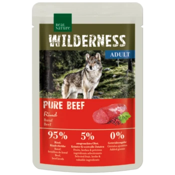 Verpackung von Wilderness Adult Pure Beef Haustierfutter mit einem Wolf im Waldhintergrund, der 95% Rindfleischgehalt und 5% ausgewählte Zutaten hervorhebt.