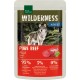 Wilderness Adult Pure Beef huisdierenvoerverpakking met een wolf op de achtergrond van een bos, met 95% rundvleesinhoud en 5% geselecteerde ingrediënten.