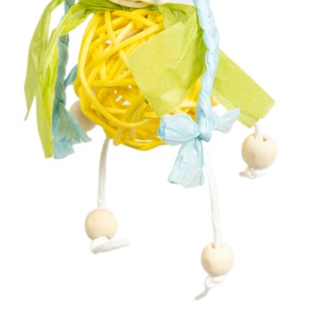 Buntes Haustierspielzeug aus einem gelben geflochtenen Ball mit grünen und blauen Papierdekorationen, mit Holzperlen und weißen Schnüren.