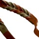 Geflochtener Lederhundehalsband in Braun und Grün, mit genähten Details und einem goldenen Emblem.