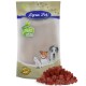 Lyra Pet Hundeleckerli-Packung mit einer beigen Tüte mit grünem 'Lyra Nature Power'-Label, neben kleinen roten Leckerli-Würfeln.