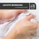 Hände, die einen weißen Stoff in Seifenwasser waschen, mit dem Text 'LEICHTE REINIGUNG per Handwäsche waschbar' und einem Waschsymbol.