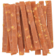 Stapel orangefarbener Hundeleckerli-Streifen mit kleinen gelben Stücken.