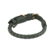 Dunkelgrüner geflochtener Lederhalsband für Haustiere mit goldenen Beschlägen, das ein stilvolles und langlebiges Design zeigt.