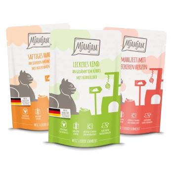Drei bunte Tierfutterbeutel mit den Bezeichnungen "Saftiges Huhn," "Leckeres Rind," und "Mahlzeit mit Herzen," mit einer Katzensilhouette und Nährwertinformationen.