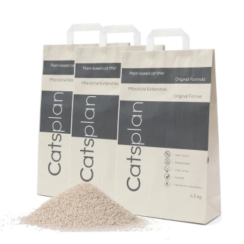 Drei Säcke Catplan pflanzenbasierte Katzenstreu mit einem Streuhaufen, der Geruchskontrolle, Biodegradierbarkeit und Saugfähigkeit hervorhebt.