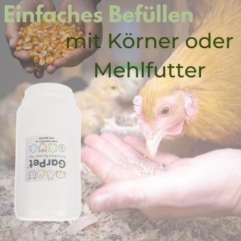Huhn frisst Körner aus der Hand neben einer Haustier-Futterflasche; Text: 'Einfaches Befüllen mit Körner oder Mehlfutter'