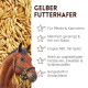 Nahaufnahme von frischen ganzen Haferkörnern mit deutschem Text, der Eigenschaften wie staubfrei, ungeschält, hochwertiges Rohmaterial und reich an ungesättigten Fettsäuren auflistet.
