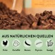 Haustierfutter aus natürlichen Quellen, mit Symbolen für Huhn, Kartoffel, Banane, Thymian und Algen, mit dem Text "AUS NATÜRLICHEN QUELLEN."