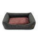 Ein gemütliches Haustierbett mit einem dunkelgrauen Äußeren und einem weichen kastanienbraunen Kissen, entworfen für Komfort mit erhöhten Seiten.