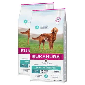 Zwei Säcke Eukanuba Daily Care Hundefutter für empfindliche Verdauung, mit einem Golden Retriever auf der Vorderseite, gekennzeichnet für erwachsene Hunde.