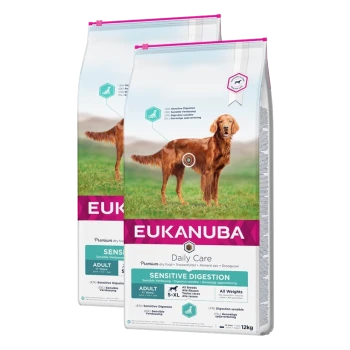 Zwei Säcke Eukanuba Daily Care Hundefutter für empfindliche Verdauung, mit einem Golden Retriever auf der Vorderseite, gekennzeichnet für erwachsene Hunde.