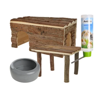 Ein Holzhaustierhaus mit einem Tunnel-Eingang, einer Plattform auf Baumästen, einer grauen Futterschüssel und einer "AniOne" Wasserflasche.