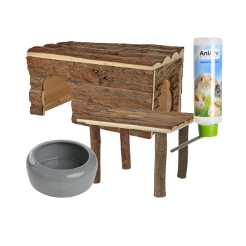 Une maison pour animaux en bois avec une entrée en tunnel, une plateforme sur des branches d'arbre, un bol de nourriture gris et une bouteille d'eau "AniOne."