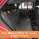 Schwarze, gesteppte Autositzabdeckung für Haustiere in einem Fahrzeug, mit orangefarbenen Clips und dem Text "Eine sichere Fahrt für deinen besten Freund" am unteren Rand.