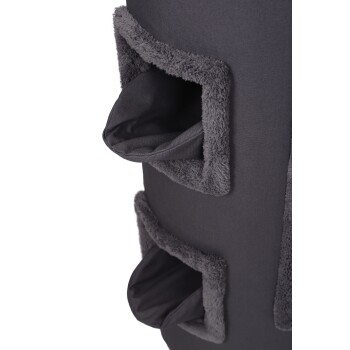 Eine Nahaufnahme eines grauen Haustierturms mit mehreren Öffnungen, die mit weichem, plüschigem Stoff ausgekleidet sind, damit Katzen spielen und sich ausruhen können.