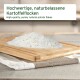 Weiße Kartoffelflocken auf einem Holzbrett auf Stoff; Etikett „Hochwertige, naturbelassene Kartoffelflocken“.