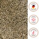 Nahaufnahme brauner zylindrischer Haustierfutterpellets mit drei Abzeichen: "Made in Germany", "Ganzjährig füttern" und "Aus hochwertigen Rohstoffen" auf Deutsch.