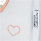 Gros plan d'un lit pour animaux de compagnie bleu clair avec une broderie en forme de cœur rose et une étiquette indiquant "AniOne Collections."