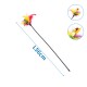 Bunter Feder-Spielzeugstab für Katzen, 56 cm lang, mit einem schwarzen Stab und lebhaften Federn an der Spitze.