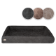 Anthrazitfarbenes, im Used-Look gehaltenes Kunstleder-Hundebett, rechteckig mit erhöhten Kanten und 'KUDDE'-Etikett; Farbmuster: dunkelgrau, braun, beige.